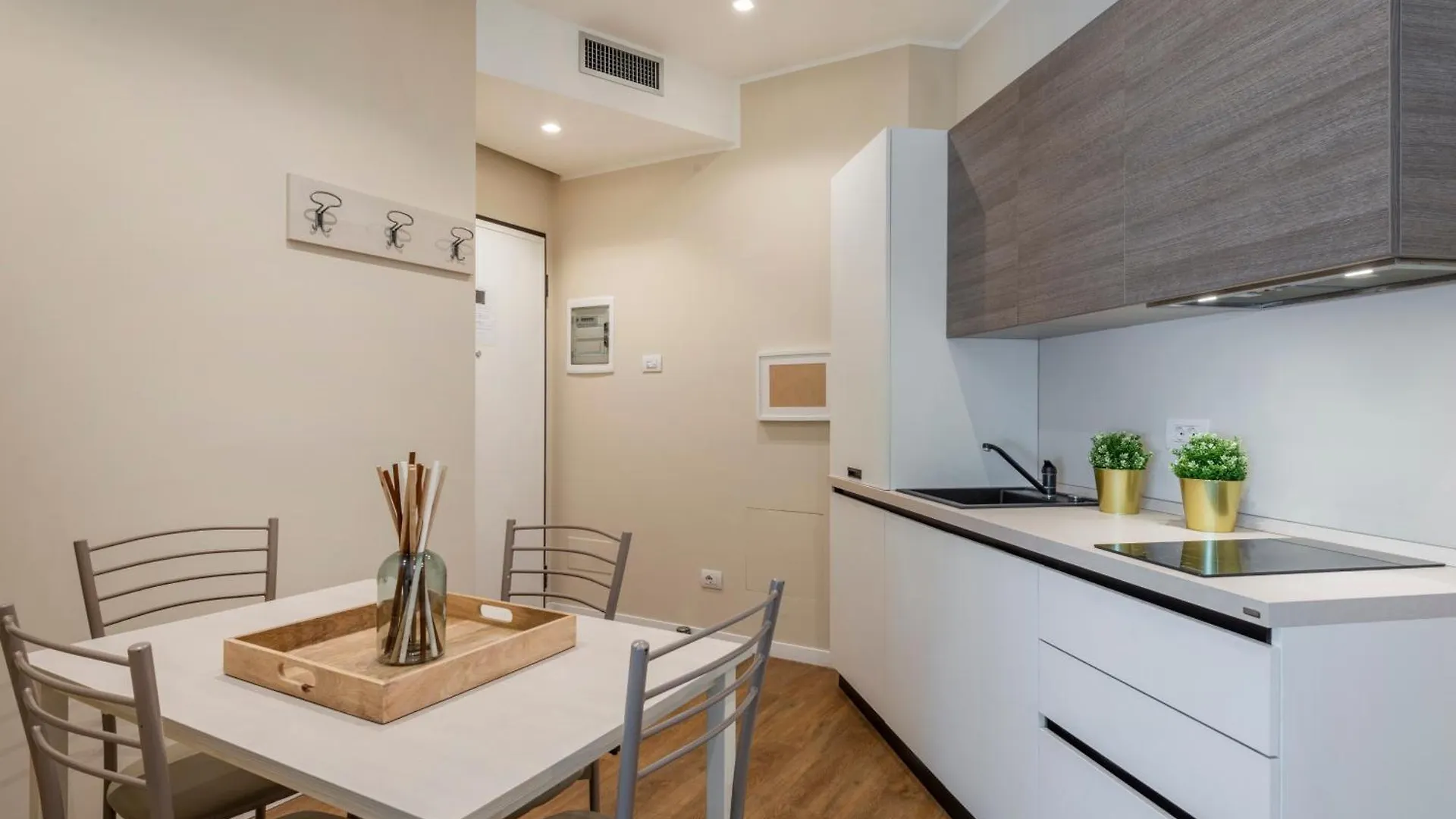 Duomo Apartments B Home - Two Bedrooms & Bathroom Milano 0*,  Italia